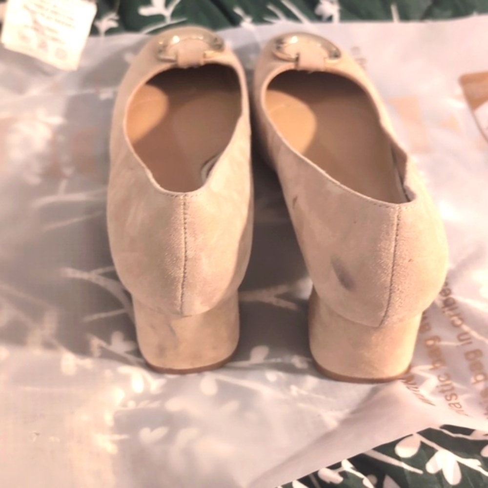 TAHARI Mavis Embellished Suede Pumps Size 8 - Neutral Tan - Picture 4 of 9